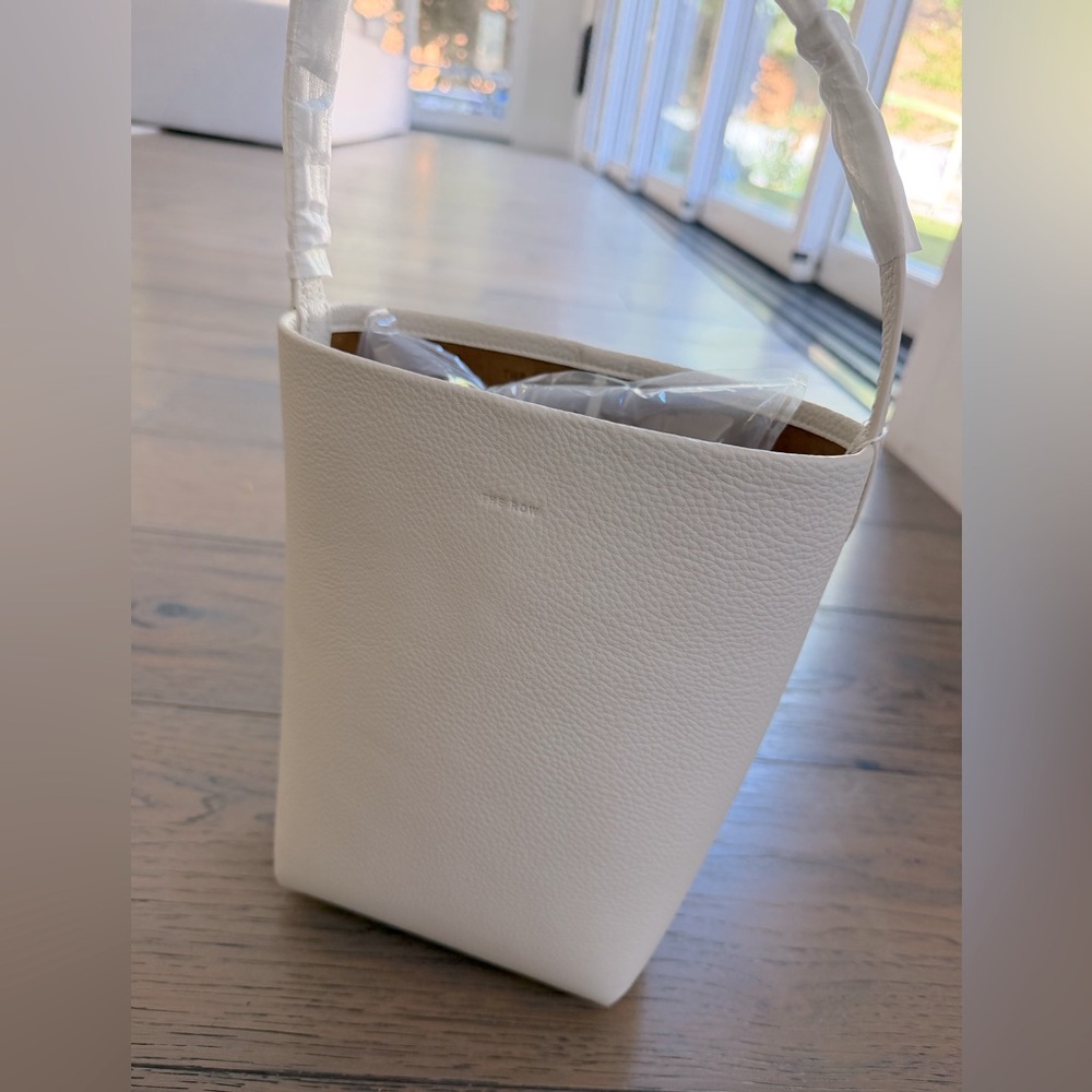 Spring/Summer Leather Bucket tote in Ivory - New